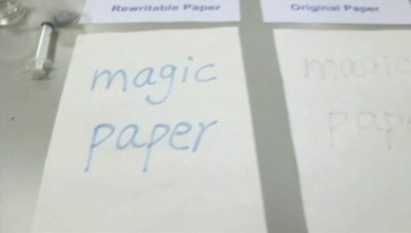 Надпись водой на “магической бумаге”. Кадр из видео авторов статьи