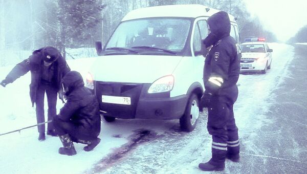 Автомобиль Газель, сломавшийся на трассе Томск-Мариинск
