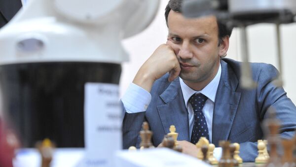 Помощник президента РФ Аркадий Дворкович сыграл партию с шахматным роботом