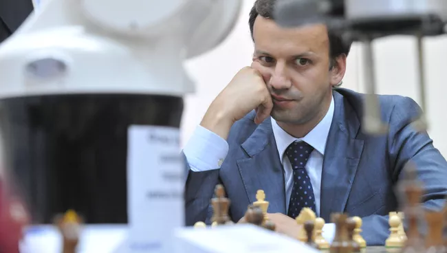 Помощник президента РФ Аркадий Дворкович сыграл партию с шахматным роботом