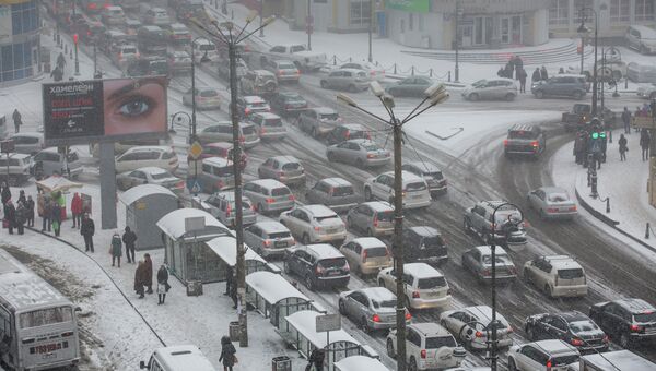 Пробка во Владивостоке в снег. Фото с места события