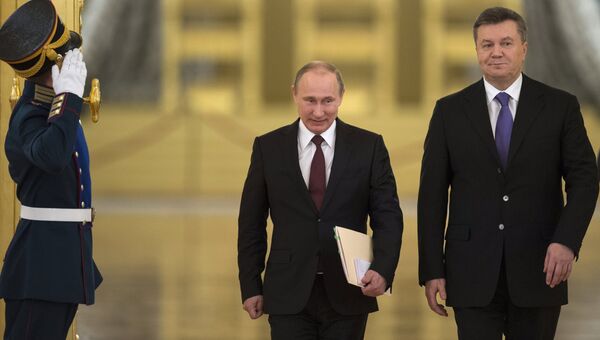 Президент России Владимир Путин (в центре) и президент Украины Виктор Янукович, архивное фото