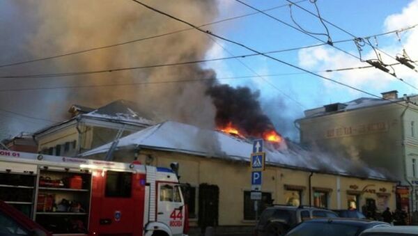Крыша ресторана горит в центре Москвы. Фото с места событий