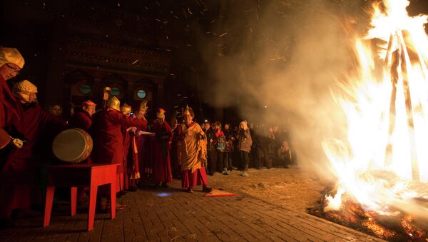 Буддистский Новогодний обряд очищения Дугжууба. Архивное фото