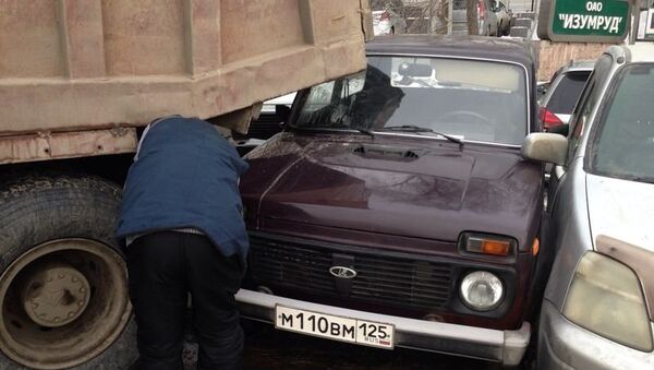 Неуправляемый грузовик протаранил 7 машин во Владивостоке