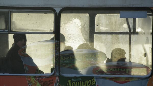 Пассажиры автобуса в морозный день Архивное фото