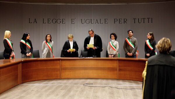 Апелляционный суд Италии оглашает вердикт Аманде Нокс и Раффаэле Соллечито 30 января 2014 года. Фото с места событий