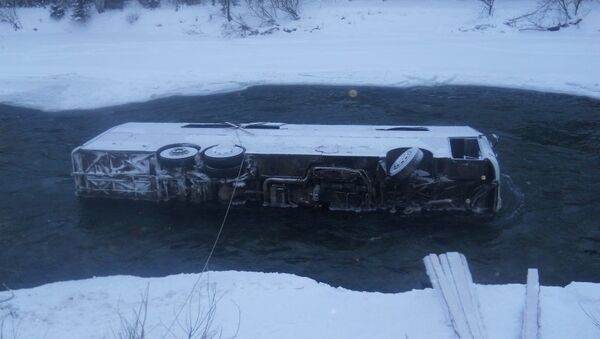 Автобус упавший в реку на Алтае