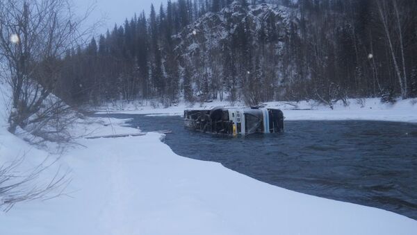 Автобус, упавший в реку на Алтае. Фото с места событий