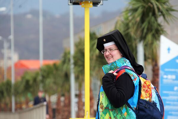 Монахиня, работающая волонтером, в Олимпийском парке в Сочи