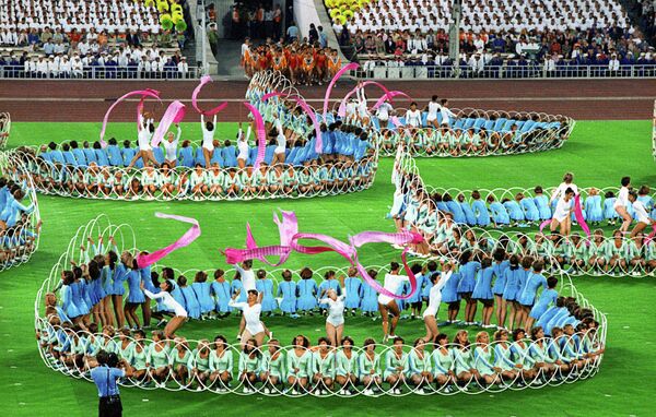 Выступление спортсменов на торжественной церемонии закрытия XXII Олимпийских игр