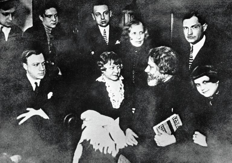 Деятели искусства и культуры. 2-й ряд слева направо: неизвестный, Всеволод Рождественский, Антон Шварц, Елизавета Кругликова, Евгений Замятин. 1927 год Деятели искусства и культуры. 2-й ряд слева направо: неизвестный, Всеволод Рождественский, Антон Шварц, Елизавета Кругликова, Евгений Замятин. 1927 год