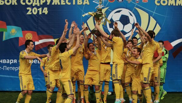 Футболисты команды Украины празднуют победу в в матче за 1-е место международного турнира Кубок Содружества 2014 между сборными командами России и Украины.