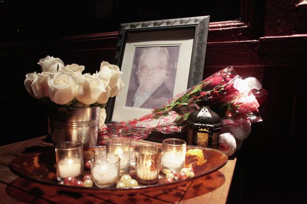 Цветы и свечи в память актеа Филипа Сеймура Хоффмана