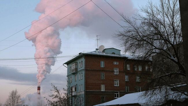 Дымящаяся труба ТЭЦ. Архивное фото