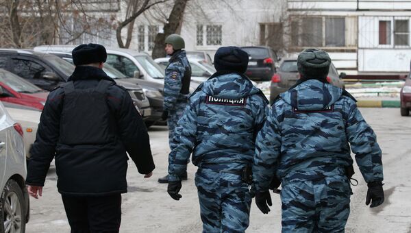 Сотрудники полиции возле московской школы № 263, куда проник вооруженный старшеклассник - учащийся школы.