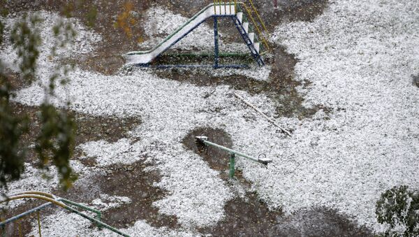 Детская площадка, покрытая первым снегом. Архивное фото