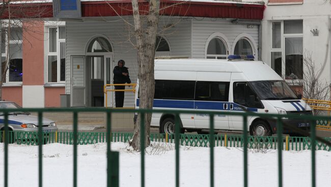 Машина полиции возле московской школы № 263, где произошло ЧП. Архивное фото