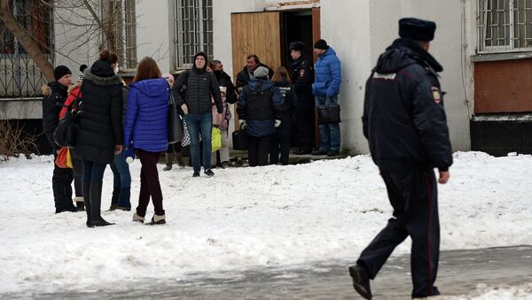 Учащиеся московской школы № 263, куда проник вооруженный старшеклассник