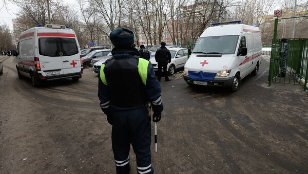 Машины скорой помощи возле московской школы № 263. Фото с места события