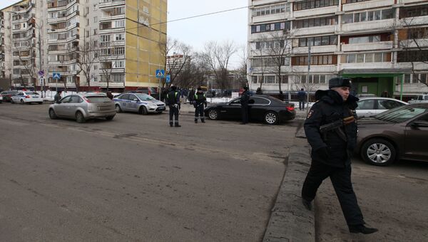 Сотрудники полиции возле московской школы № 263, куда проник вооруженный старшеклассник - учащийся школы. Фото с места события