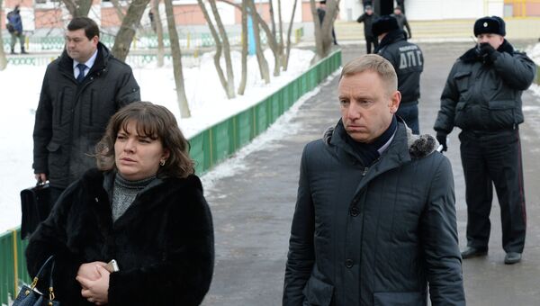 Министр образования и науки РФ Дмитрий Ливанов возле московской школы № 263