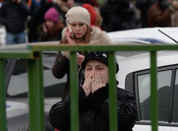 Родители учеников московской школы № 263, куда проник вооруженный старшеклассник - учащийся школы.