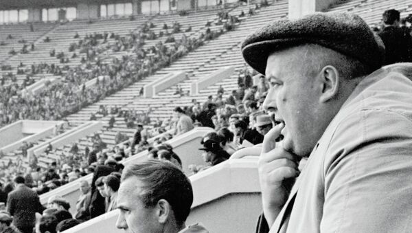 Артист кино, болельщик Спартака Евгений Моргунов (справа) на стадионе. 1963 год