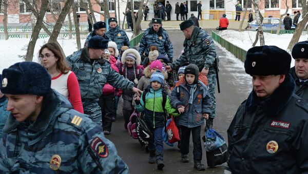 Сотрудники полиции выводят детей из московской школы № 263. 3 февраля 2014