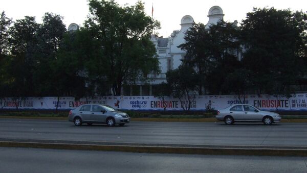 Рекламный баннер ОИ в Сочи на заборе посольства России в Мексике