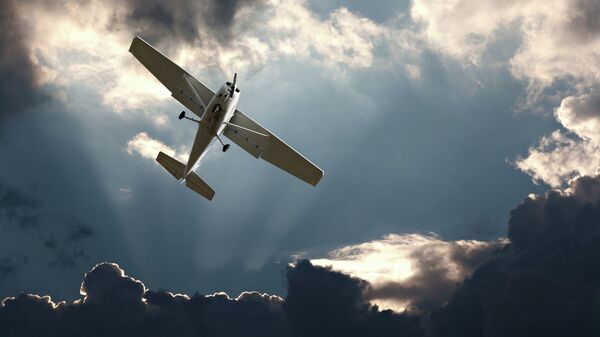 Легкомоторный самолет в небе. Архивное фото.
