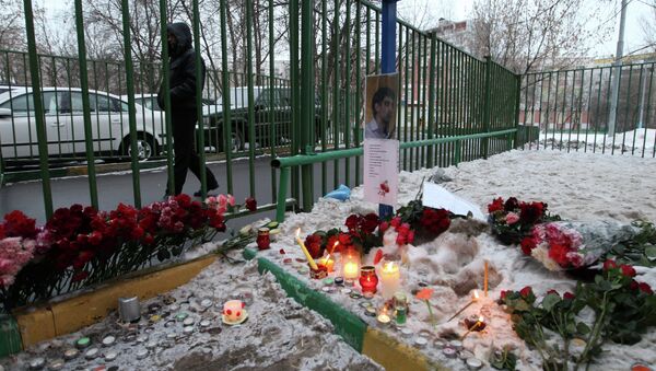 Цветы на месте трагедии у московской школы 263