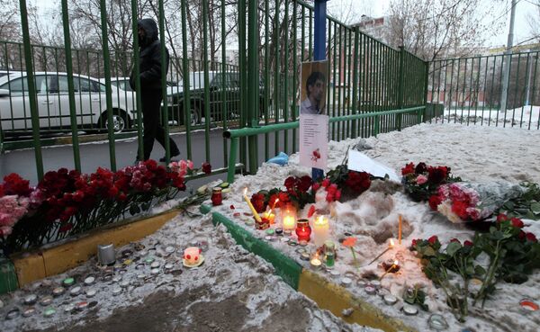 Цветы на месте трагедии у московской школы 263 Цветы на месте трагедии у московской школы 263