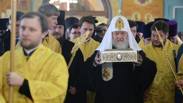 Патриарх Московский и Всея Руси Кирилл заносит дары Волхвов в Казанский собор города Волгограда