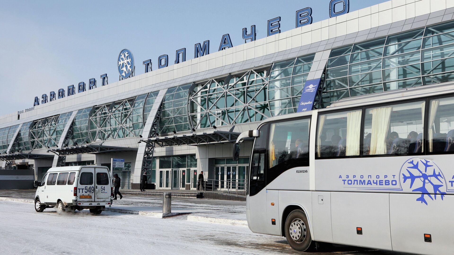 Автобус из аэропорта новосибирска. Аэропорт Толмачево Новосибирск. Аэропорт Толмачево Новосибирск зимой. Аэропорт Толмачево 2020. Аэропорт Толмачево 2023.