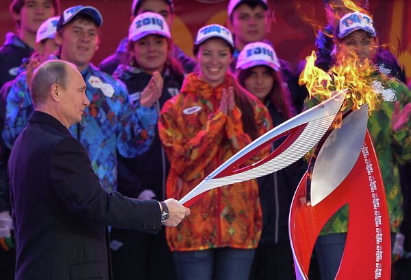Президент РФ Владимир Путин во время торжественной церемонии зажжения чаши Олимпийского огня на Красной площади.