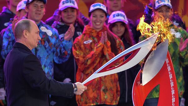 Президент РФ Владимир Путин во время торжественной церемонии зажжения чаши Олимпийского огня на Красной площади.