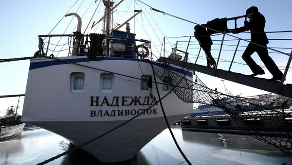 Последние приготовления к переходу российского учебного парусника Надежда на Черное море