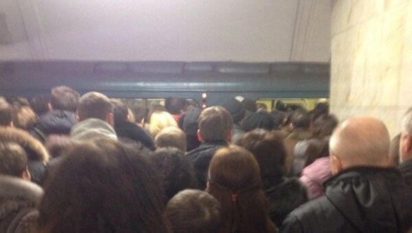 Толпы пассажиров скопились на оранжевой ветке из-за проблем в метро. Архивное фото