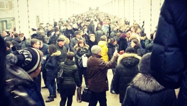 Задержка поездов на станции метро Свиблово в Москве. Фото с места события
