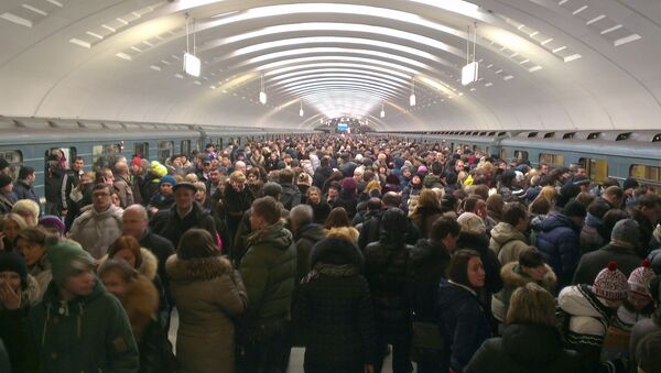 Толпы пассажиров скопились на оранжевой ветке из-за проблем в метро. Архивное фото