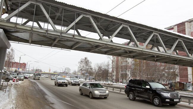 Строительство надземного перехода на улице Пушкина в Томске, архивное фото