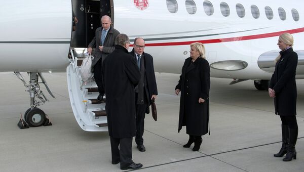 Князь Монако Альбер II выходит из самолета после прибытия в аэропорт Сочи. Фото с места события