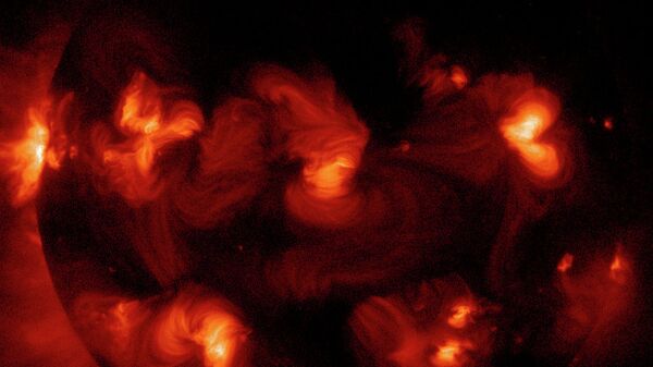 Снимок необычной солнечной вспышки, которая на фото запечатлелась в форме сердца