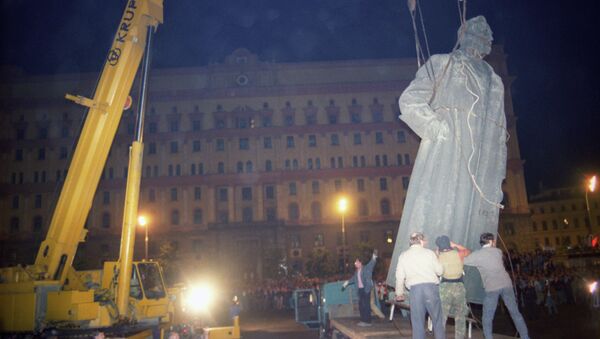 Демонтаж памятника Ф.Э. Дзержинскому в Москве. Архивное фото
