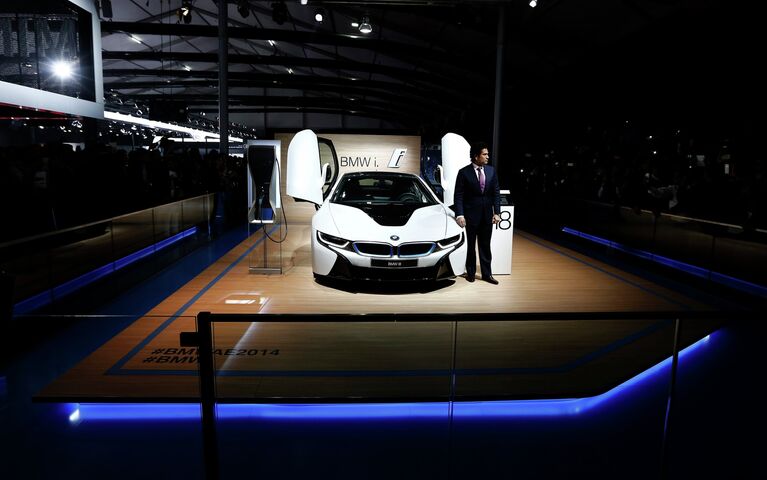 Гибридный спорткар BMW i8 на выставке Auto Expo 2014 в Нью-Дели, Индия