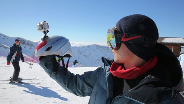 Российский сноубордист Алексей Соболев в спортивно-туристическом комплексе Горная Карусель со шлемом, на котором написан номер его мобильного телефона