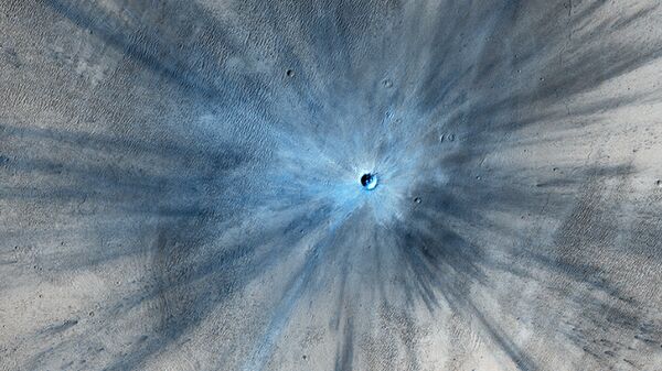 Снимок свежего кратера на Марсе, сделанный камерой зонда Mars Reconnaissance Orbiter 