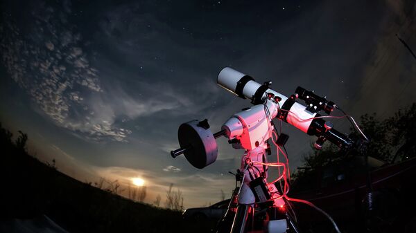Телескоп на фоне звездного неба