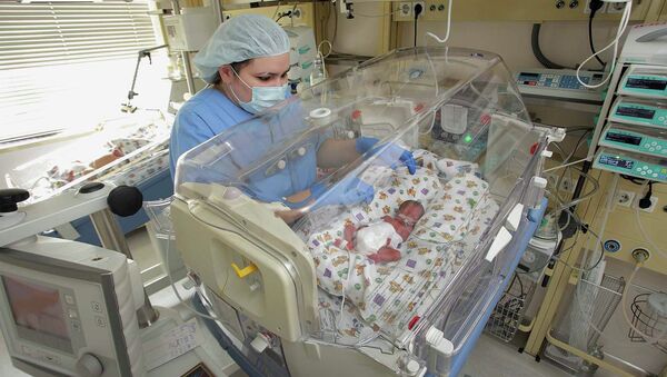 Медсестра и новорожденный в больнице. Архивное фото